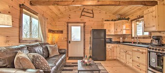Serene Views: Quiet Farmhouse Cabin in Wisconsin!
