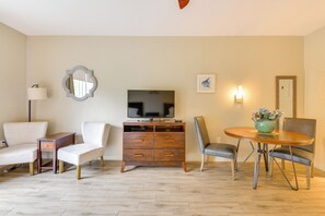 Apartment (0 Bedroom) | Interior - Brilliant Resort Studio By Baytowne Wharf! (Miramar Beach)