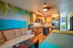 Interior - Great Location: Downtown Kailua Kona, Beach & Pool (Kailua-Kona)