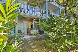 Interior - Great Location: Downtown Kailua Kona, Beach & Pool (Kailua-Kona)