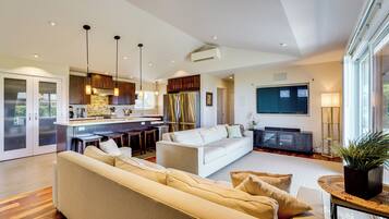 House (3 Bedrooms) | Living area | TV