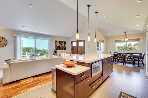 Kona Coast Hideaway w/ Patio & Pacific Ocean Views