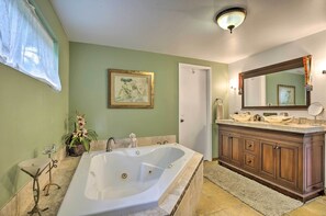 Shower - 30-day Stay at Kailua-kona House w/ Hot Tub! (Kailua-Kona)
