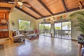 TV, books - 30-day Stay at Kailua-kona House w/ Hot Tub! (Kailua-Kona)