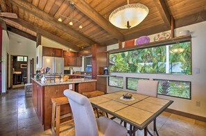 Dining - 30-day Stay at Kailua-kona House w/ Hot Tub! (Kailua-Kona)