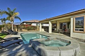 Outdoor pool - Spacious Palm Desert Home W/pool & Jacuzzi by Golf (Palm Desert)