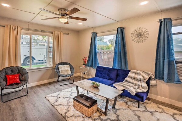 IPod dock, books - Cozy Elk Grove Home in the Heart of Old Town! (Elk Grove)