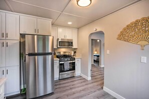 House (2 Bedrooms) | Private kitchen | Microwave, oven, stovetop, dishwasher - Cozy Elk Grove Home in the Heart of Old Town! (Elk Grove)