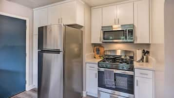 House (2 Bedrooms) | Private kitchen | Microwave, oven, stovetop, dishwasher