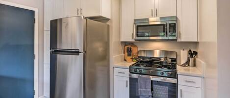 House (2 Bedrooms) | Private kitchen | Microwave, oven, stovetop, dishwasher