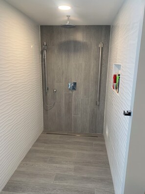 Dusche, Haartrockner, Seife, Toilettenpapier