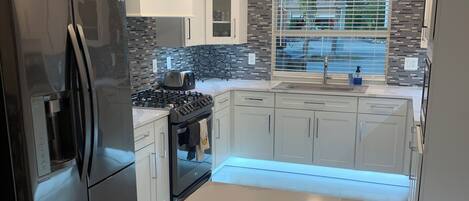 Microondas, horno, placa de cocina, lavavajillas