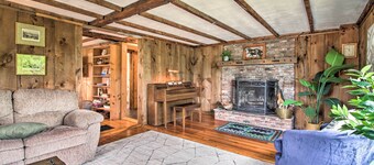 Renovated Farmhouse < 1 Mile to Okemo Mountain!