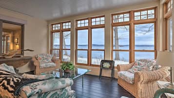 House (5 Bedrooms) | Interior