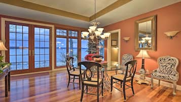 House (5 Bedrooms) | Interior