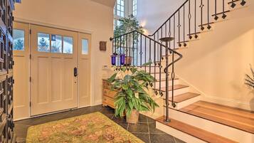 House (5 Bedrooms) | Interior