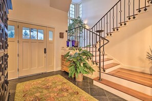 House (5 Bedrooms) | Interior