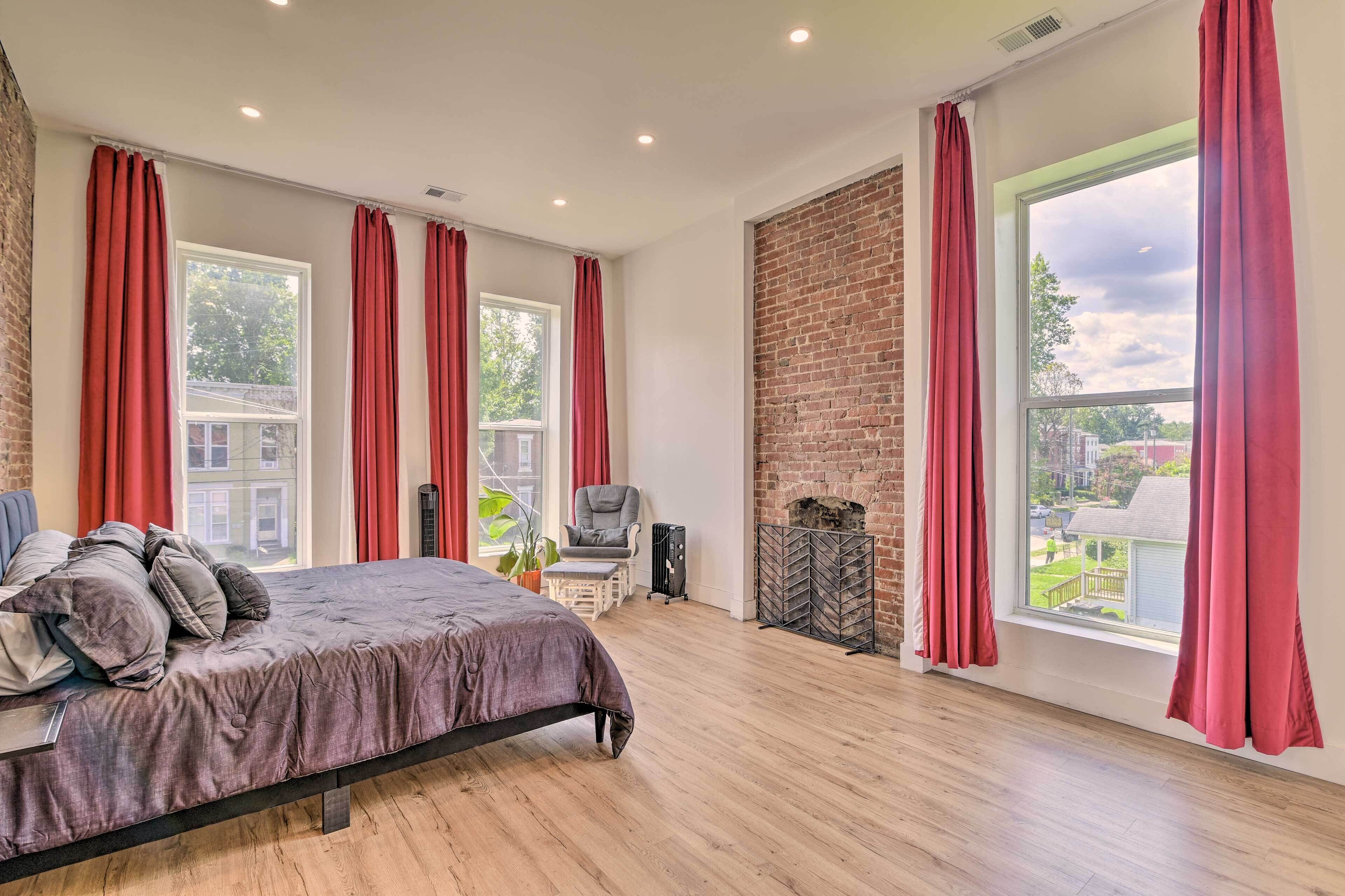 4 bedrooms, laptop workspace, bed sheets