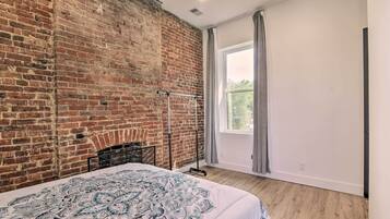 4 bedrooms, laptop workspace, bed sheets