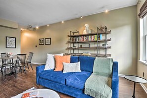 TV, fireplace, iPod dock, books