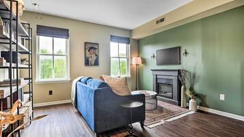 TV, fireplace, iPod dock, books