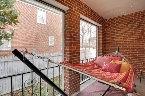 Charming Baltimore Getaway - 5 Miles to Downtown!
