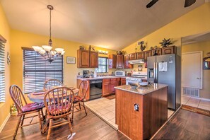 House (1 Bedroom) | Private kitchen | Microwave, oven, stovetop, dishwasher - Ruidoso Cabin w/ Hot Tub & Mtn Views! (Ruidoso)
