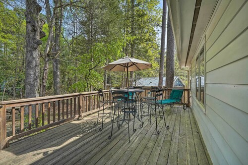 Cozy Home Near Downtown Chapel Hill w/ Deck!