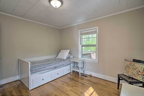 Interior - Cozy Home Near Downtown Chapel Hill w/ Deck! (Chapel Hill)