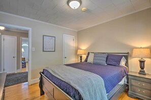 3 bedrooms, iron/ironing board, free cots/infant beds, bed sheets - Cozy Home Near Downtown Chapel Hill w/ Deck! (Chapel Hill)