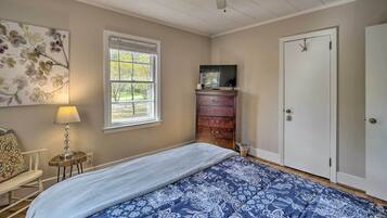 3 bedrooms, iron/ironing board, free cribs/infant beds, bed sheets