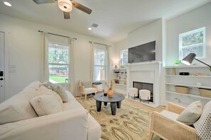 Cottage (3 Bedrooms) | Interior - Canyon Lake Home w/ Deck ~ 1 Mi to Comal Park (Canyon Lake)