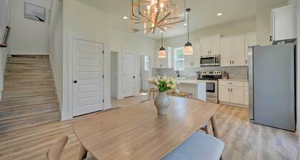 Canyon Lake Home w/ Deck ~ 1 Mi to Comal Park