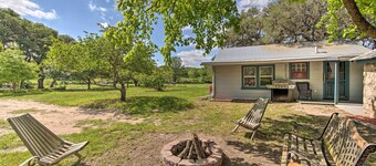 Betty B's River House < 1 Mi to Blanco State Park!