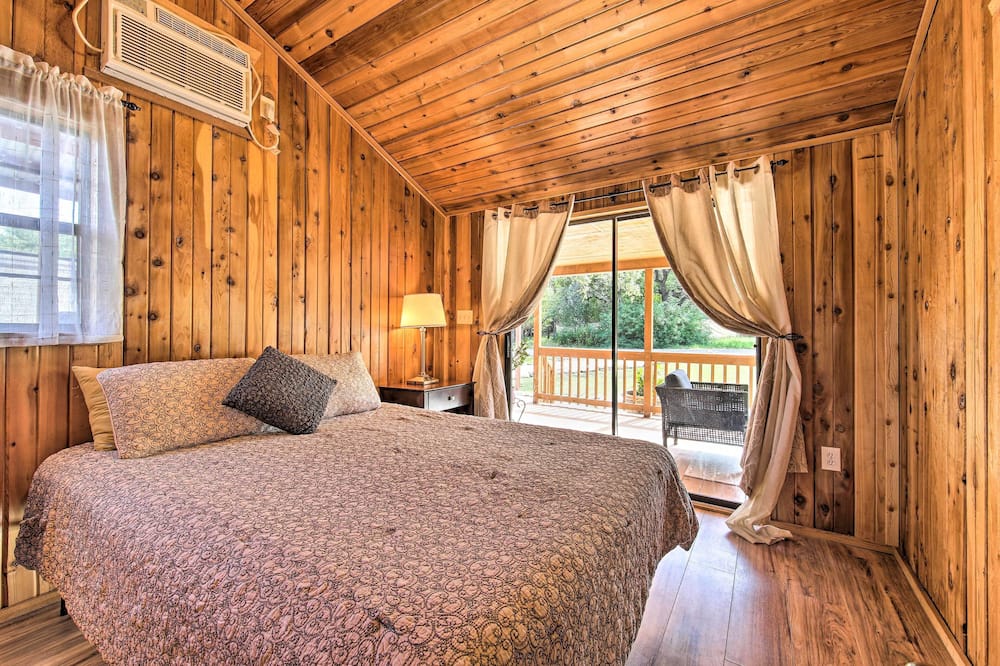 Couples Cabin w/ Luxury Deck, 1 Mi to Canyon Lake! - Comal County, TX