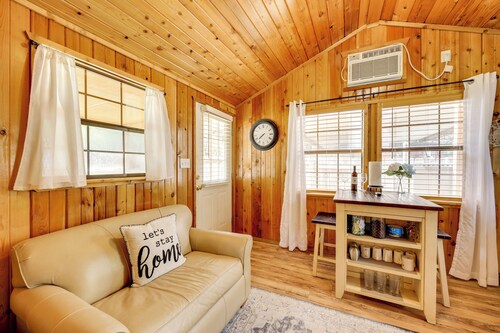 Couples Cabin w/ Luxury Deck, 1 Mi to Canyon Lake!