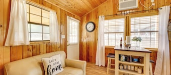 Couples Cabin w/ Luxury Deck, 1 Mi to Canyon Lake!