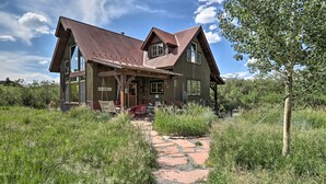 A rustic cabin with a stone pathway leading to the entrance, surrounded by lush greenery. - Solar-powered Home w/ Mtn Views 33 Mi to Telluride (Placerville)