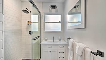 Apartment (1 Bedroom) | Bathroom | Shower, towels