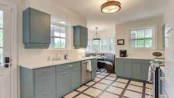 House (5 Bedrooms) | Interior