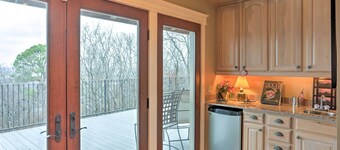 Beautiful Central Fayetteville Townhome w/ Views!