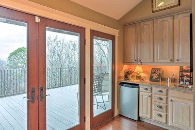 Beautiful Central Fayetteville Townhome w/ Views!