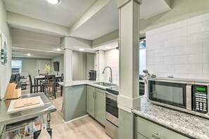 Interior - 1 Mi to Seawall! Dog-friendly Coastal Getaway (Galveston)