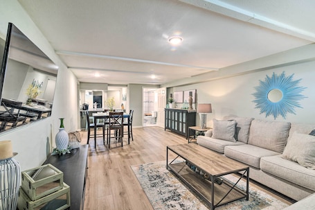 Fachada de la propiedad. 1 Mi to Seawall: Dog-friendly Galveston Home!