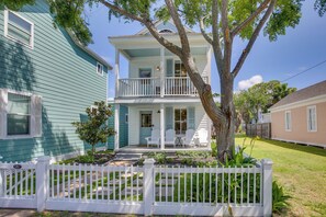 Interior - Walk to The Strand: Historic Galveston Home! (Galveston)