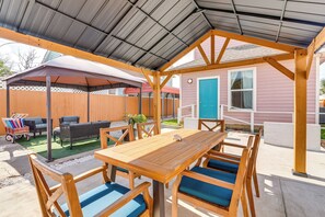 House (2 Bedrooms) | Interior - Walk to Beach: Colorful Home w/ Patio in Galveston (Galveston)