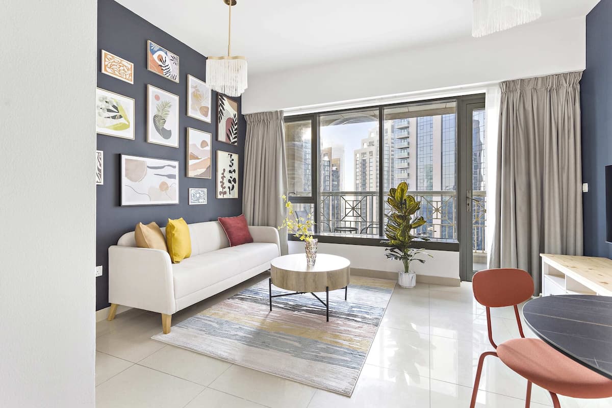 City appartement (29 BLVD T1 3903) | Woonruimte | Een 50-inch smart-tv met digitale zenders