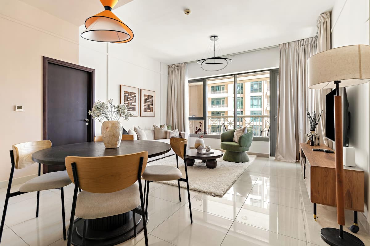 Elite appartement | Woonruimte | Een 50-inch smart-tv met digitale zenders