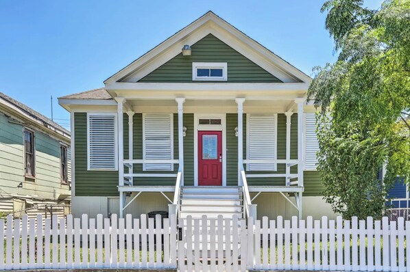 House (3 Bedrooms) | Exterior