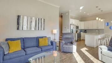 Cottage (2 Bedrooms) | Living area | TV